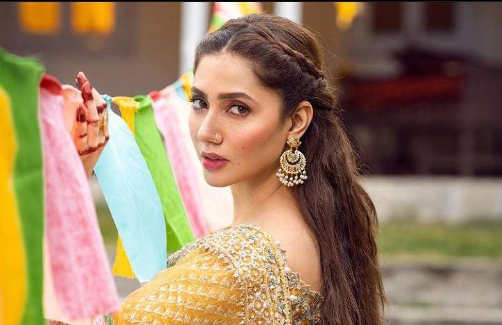 Mahira Khan treats fans with stunning pictures from Hum Awards
