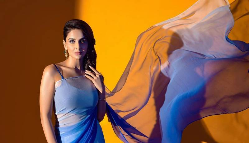 Saba Qamar's new bold photoshoot in transparent saree goes viral.