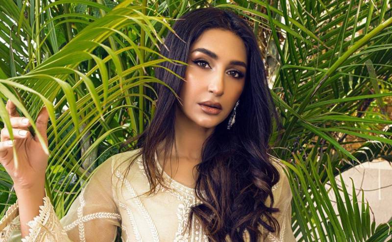 Hira Tareen treats fans with beach photos 