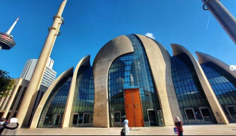 Germany’s largest mosque broadcasts Azaan over loudspeakers for the first time in history (VIDEO)