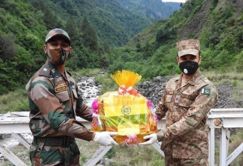 Pakistani, Indian border forces exchange sweets on Diwali
