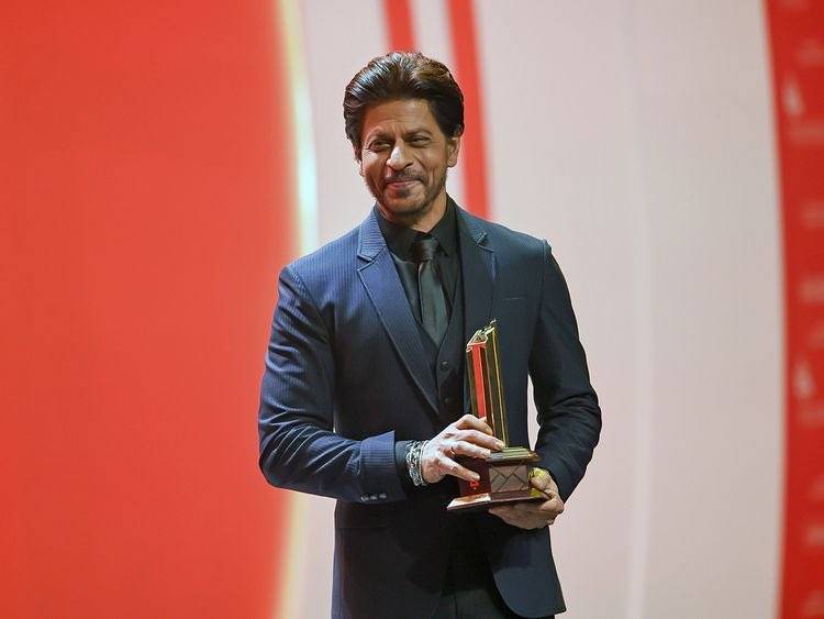 Shah Rukh Khan honors at SIBF 2022, wins hearts with his famous dialogues, poses