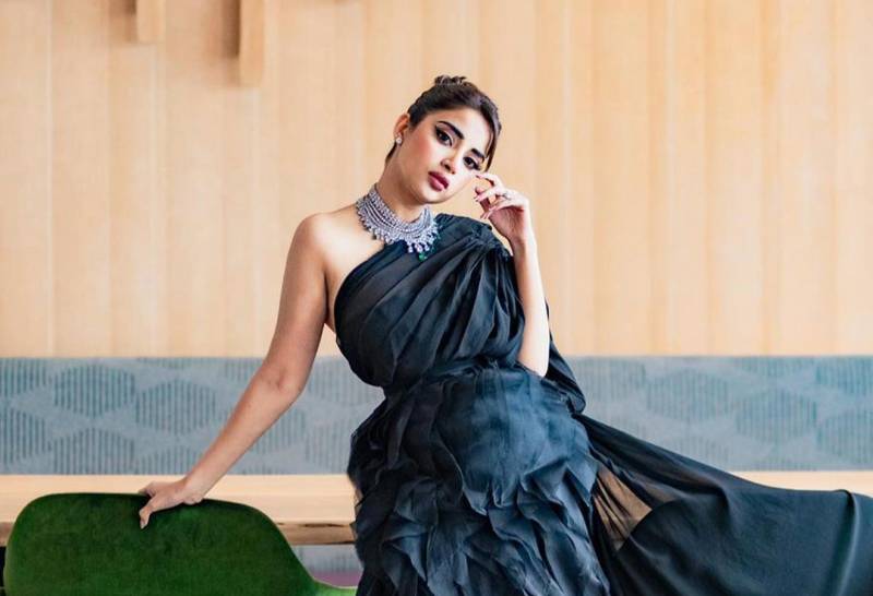 Saboor Aly slays in black in new viral pictures