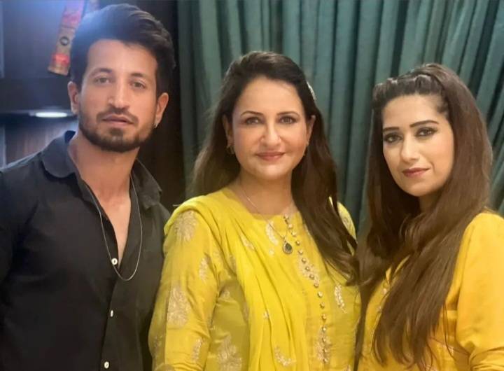 Teary-eyed Saba Faisal announces complete boycott of her son, daughter-in-law