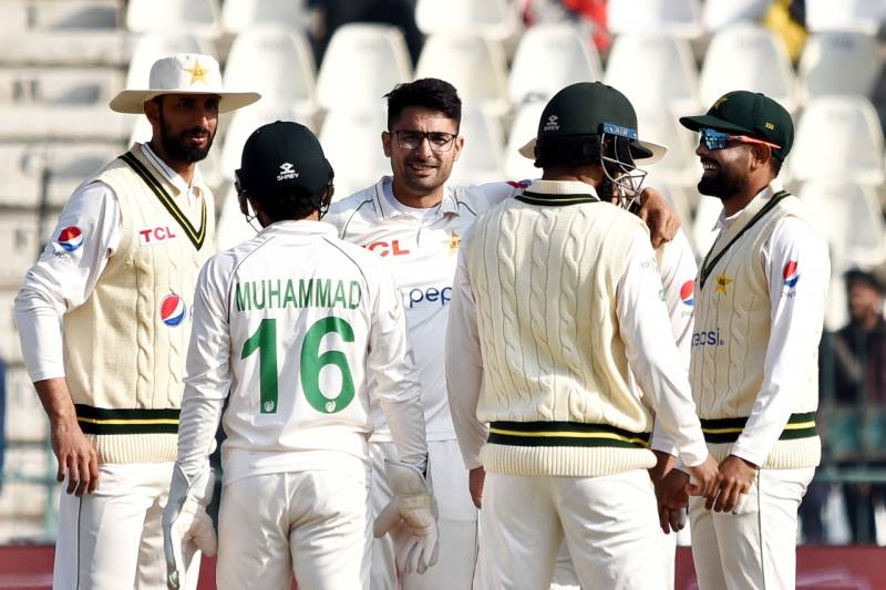 PAKvENG: Pakistan reach 198-4 in pursuit of 355 on Day 3