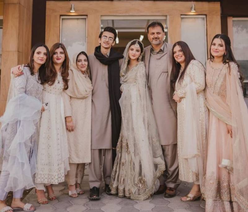 Muzna Masood Malik poses with her family on her wedding with Haris Rauf