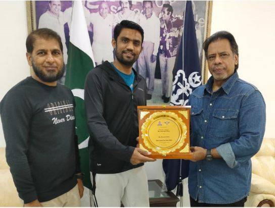 Jahangir Khan honours Squash Head Coach Naveed Alam