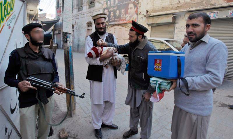 Five policemen escorting polio vaccinators injured in attack in northern Pakistan
