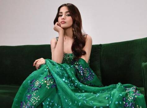 Aima Baig singing a classic song in green saree breaks the internet