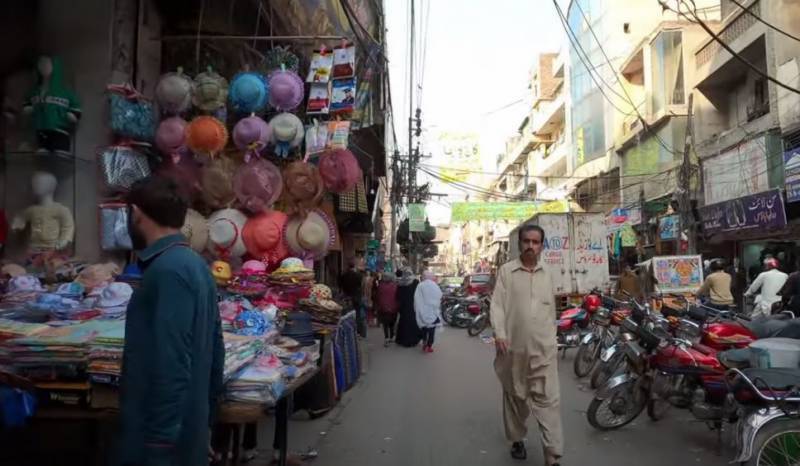 Markets violating 10pm closure rule in Lahore face Rs200,000 fine