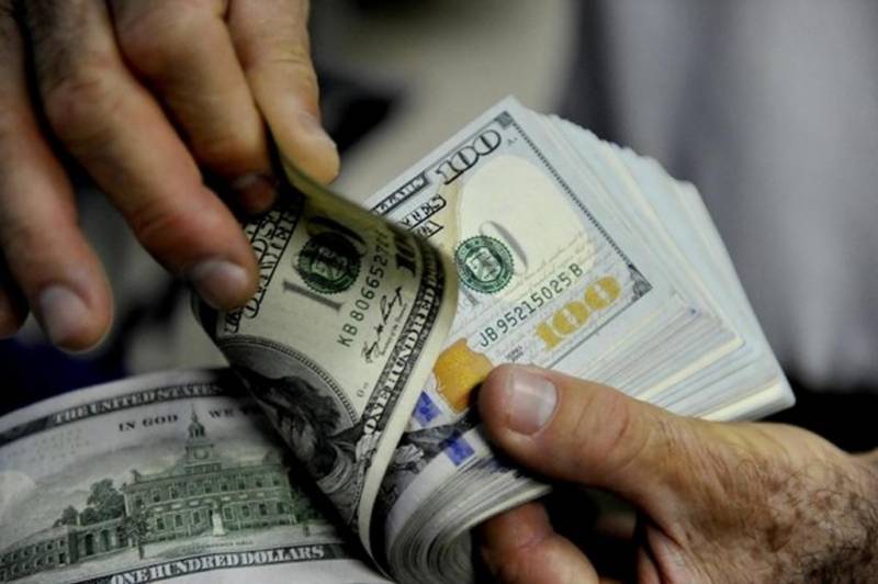 Dollar hits new high of Rs252 after currency dealers remove cap on greenback