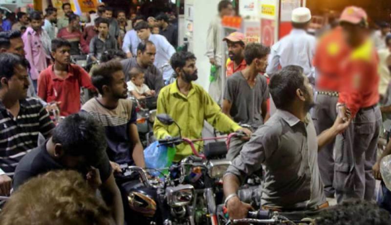 Long queues at fuel stations as petrol shortage hits Lahore, other Punjab cities
