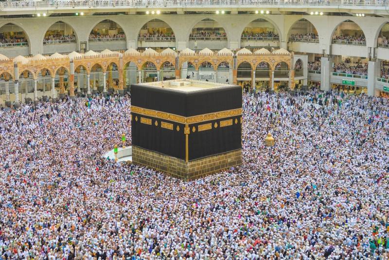 Saudi Arabia allows unvaccinated pilgrims to offer prayers at Holy Kaaba, Masjid e Nabawi