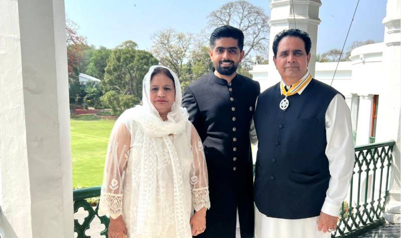 Babar Azam wins hearts with beautiful gesture for his parents after receiving Sitara-e-Imtiaz