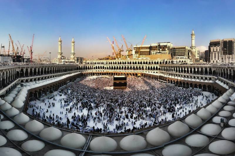 Saudi Arabia asks worshipers to adhere to morals while taking pictures 