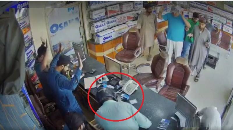 Shopkeeper shoots robber in Karachi’s Malir
