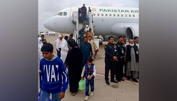 First batch of Pakistanis evacuated from Sudan arrives in Karachi