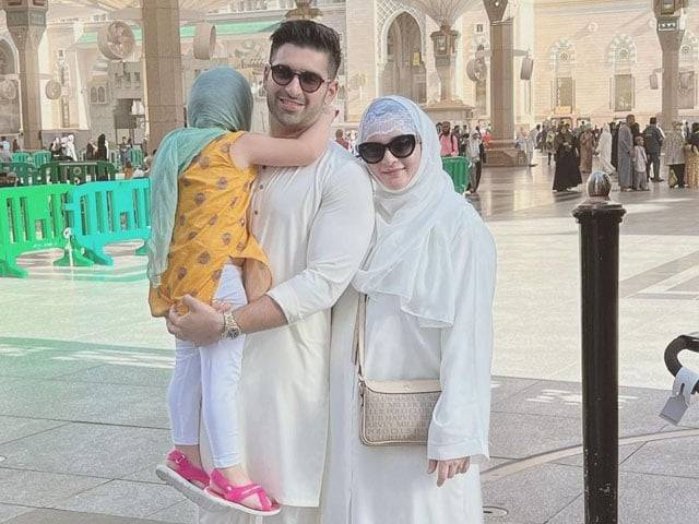 Aiman and Muneeb Butt perform Umrah, share heartwarming pictures