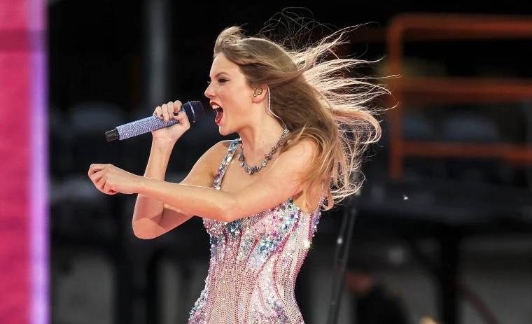 Taylor Swift accidentally swallows a bug during Chicago concert