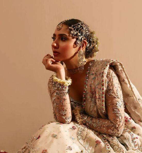 kal aj aur kal mahira khan looks stunning in latest fashion film 1688984368 5440