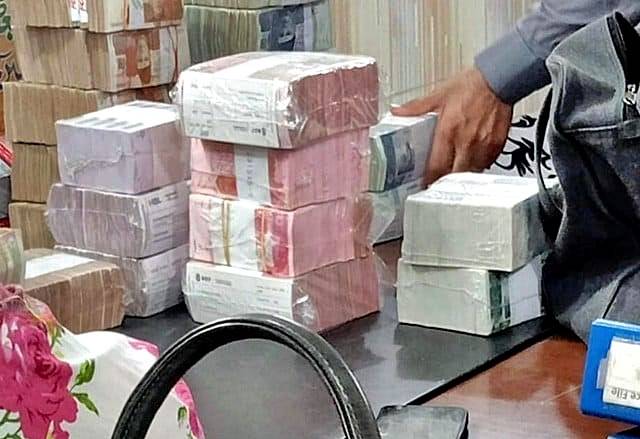 Pakistani, foreign currencies worth billions recovered during plaza raid in Rawalpindi