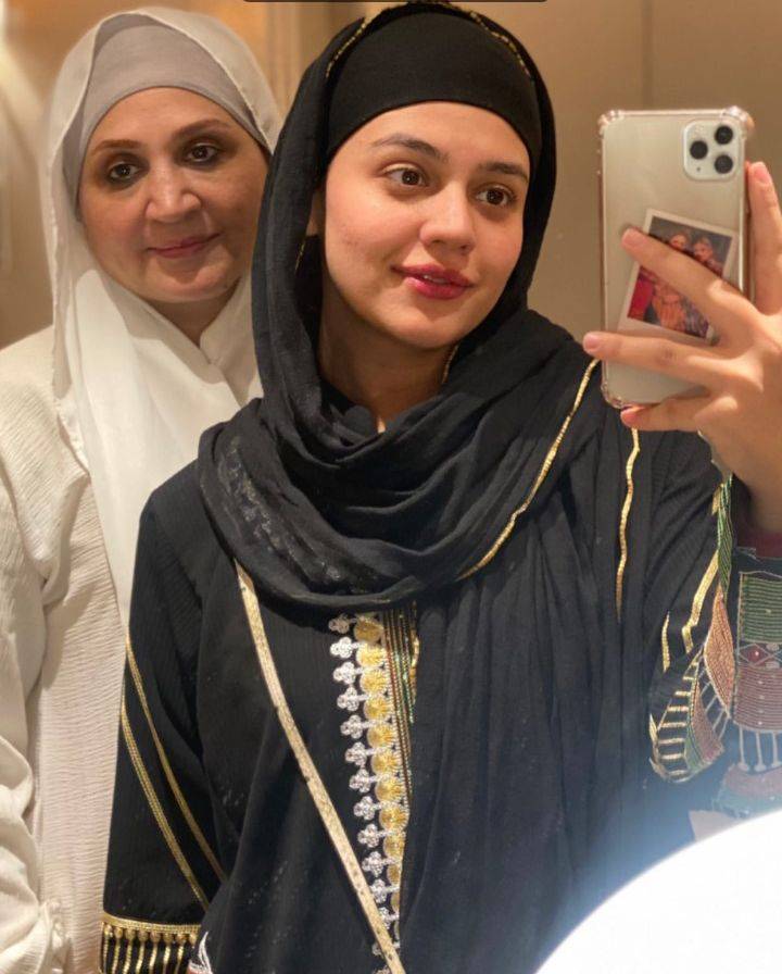 Zara Noor Abbas reminices about her Umrah 