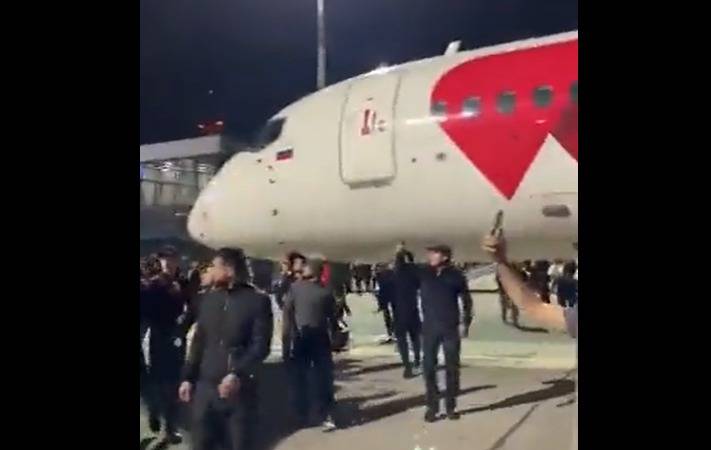 Russia’s Dagestan airport closed after anti-Israel protesters surround flight from Tel Aviv