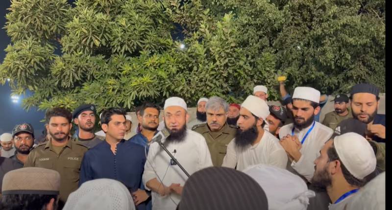 WATCH: Maulana Tariq Jamil leads special prayers at son's funeral