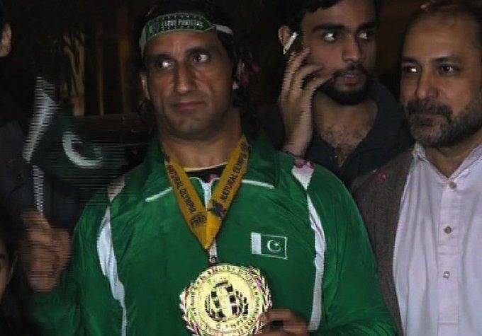 Pakistan’s polio-survivor Naveed Butt wins gold at US Mr. Olympia
