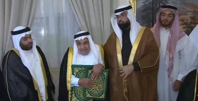 Sheikh Abdul Wahab Al Shaibi receives key to Holy Kaaba in historic handover ceremony