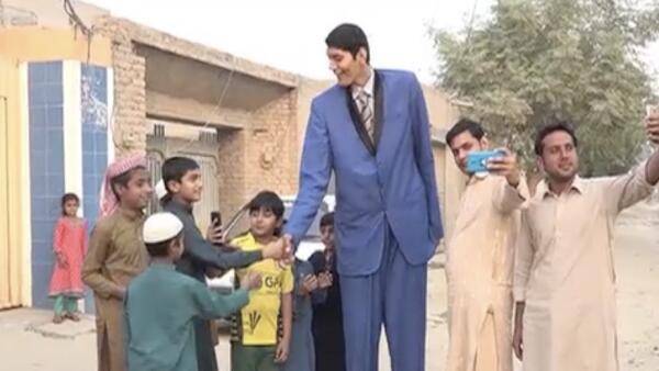 Pakistan's tallest man dies after prolonged illness