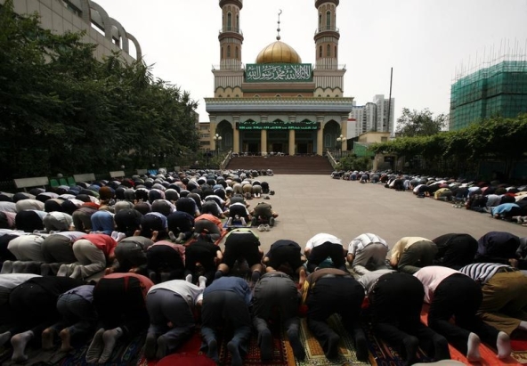 Ethnic Uighurs and Han Chinese Muslims pray together during Friday prayers at Yang Hang mosque in the city of Urumqi in China's Xinjiang Autonomous Region July 17, 2009. Security remains heavy in ethnic Uighur neighbourhoods of Xinjiang regional capital Urumqi after riots on July 5 between the Muslim Uighur minority and majority Han Chinese wounded more than 1,600. The official Xinhua news agency said on Wednesday that 192 people were killed in the riots, and that around 1,000 people have been detained. REUTERS/David Gray (CHINA CONFLICT RELIGION) - RTR25R29