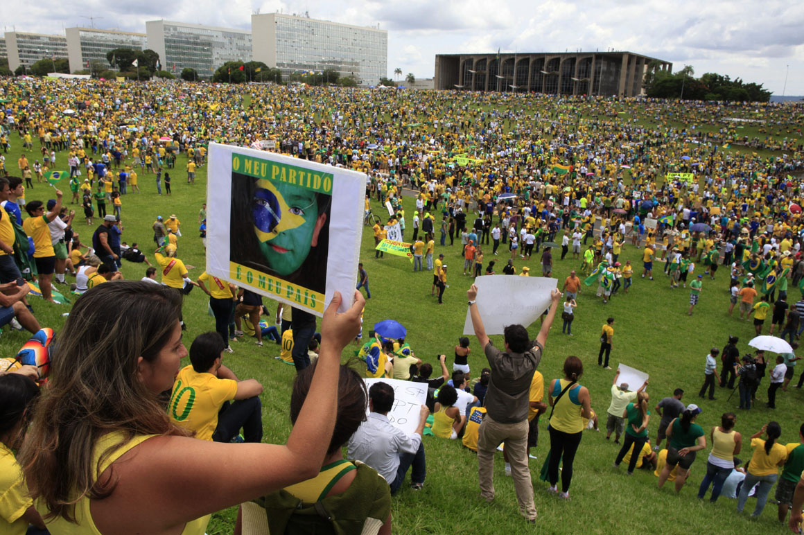 BRA506. BRASILIA (BRASIL), 15/03/2015.- Cientos de personas participan en una manifestación contra la presidenta brasileña, Dilma Rousseff, hoy, domingo 15 de marzo de 2015, en la ciudad de Brasilia (Brasil). Cientos de miles de personas protestaron contra la presidenta Dilma Rousseff, en Brasilia, en el marco de una jornada de manifestaciones convocadas en decenas de ciudades de todo el país. La protesta de Brasilia comenzó a las 9.30 hora local (12.30 GMT) en la explanada de los ministerios y llegó hasta la frente del Congreso Nacional Brasileño, con la participación de grupos de ciudadanos opositores sin vínculo declarado con partidos políticos. Los manifestantes corearon consignas contra Rousseff y el oficialista Partido de los Trabajadores (PT) y en rechazo de la corrupción. EFE/Fernando Bizerra Jr.