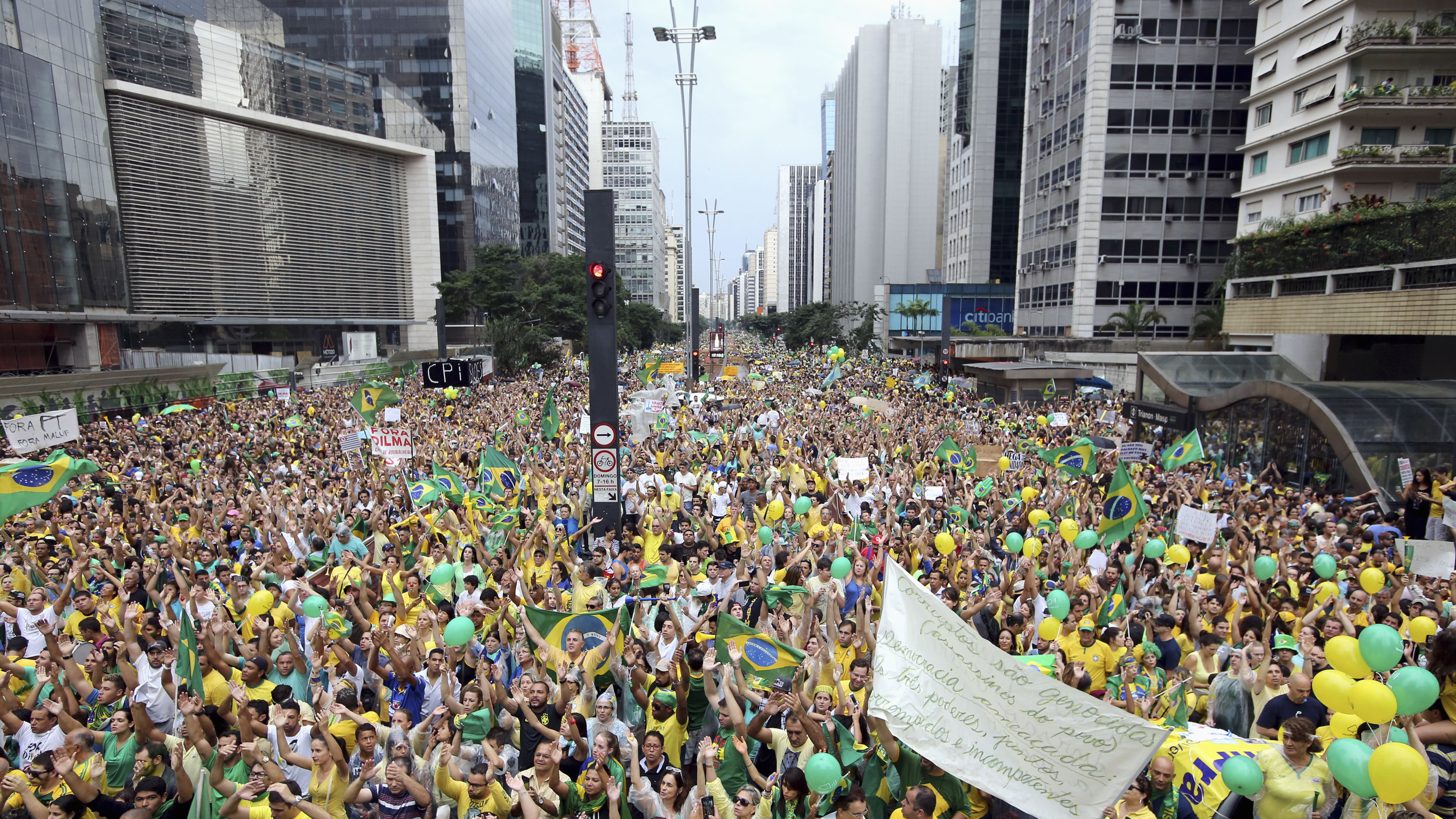 Demonstrators attend a protest against Brazil's President Dilma Rousseff at Paulista avenue in Sao Paulo March 15, 2015. Protest organizers in dozens of cities across Brazil are planning marches to pressure Rousseff over unpopular budget cuts and a corruption scandal that has snared leaders of her political coalition. REUTERS/Paulo Whitaker (BRAZIL - Tags: POLITICS CIVIL UNREST CITYSCAPE) - RTR4TGWG