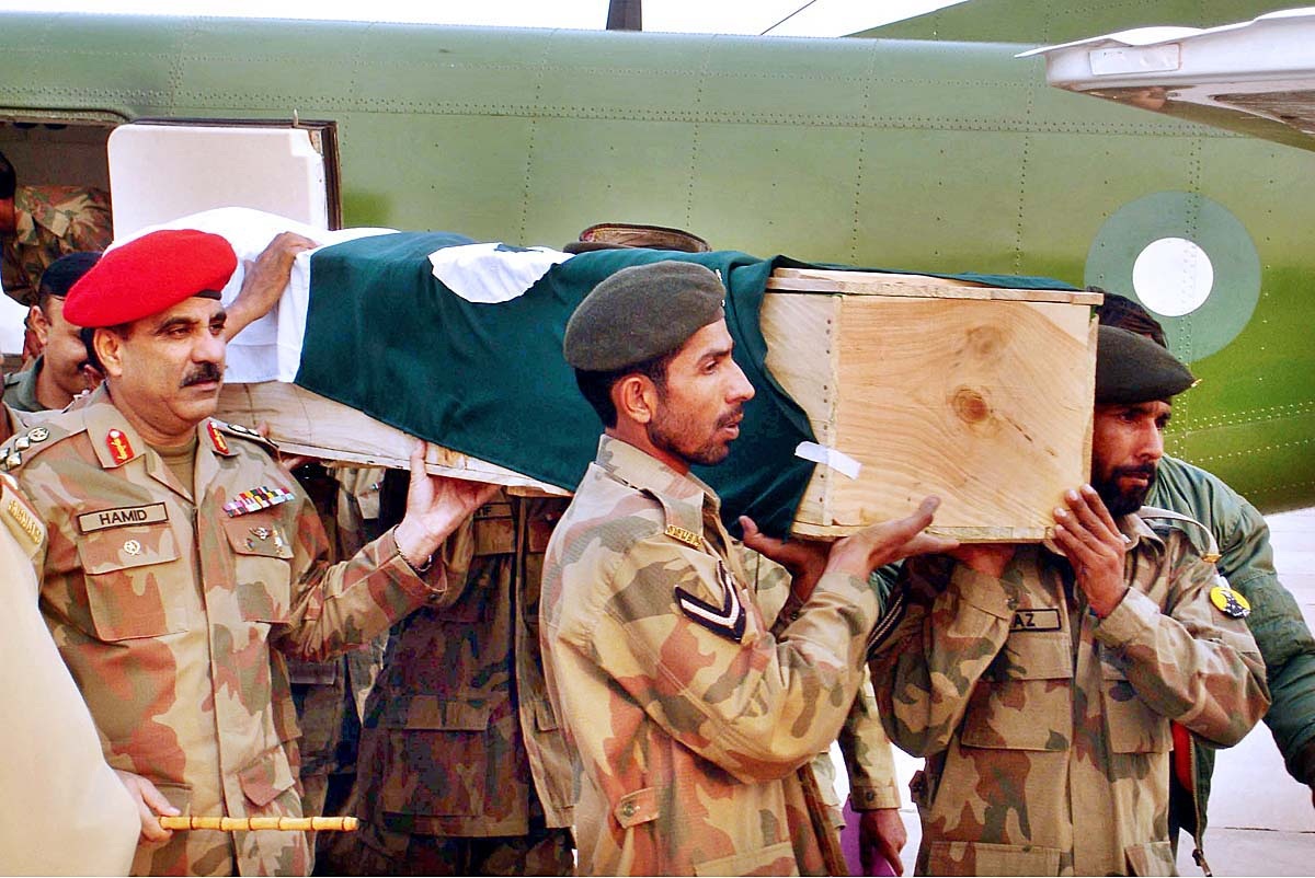 APP07-14 HYDERABAD: November 14  Army personnel carrying the coffin of shaheed soldier Allah Dino of the Army at airport for funeral prayers resident of district Matiari who embraced shahdat in during Operation Rah-e-Nijat in South Waziristan. APP