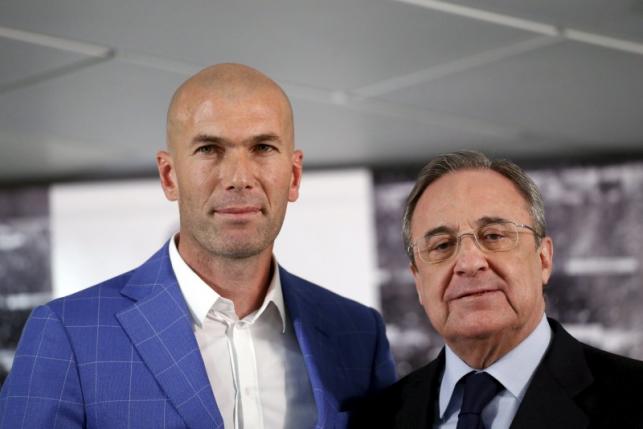 Real Madrid's new coach Zinedine Zidane (L) and Real Madrid's President Florentino Perez pose for the media at Santiago Bernabeu stadium in Madrid, Spain, January 4, 2016. REUTERS/Juan Medina