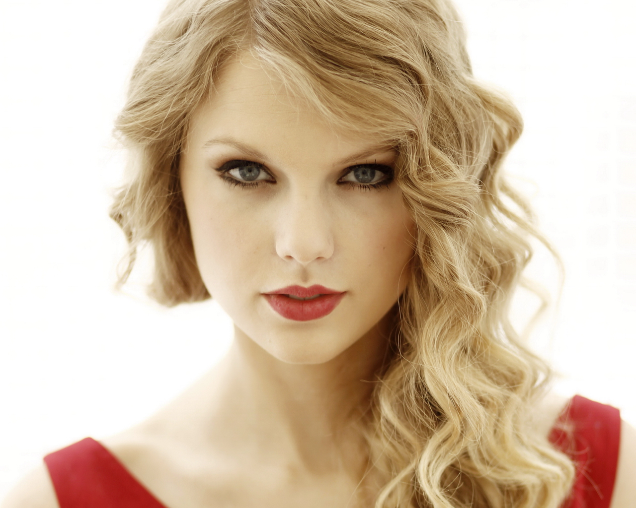 Musician Taylor Swift poses for a portrait in West Hollywood, Calif. on Wednesday, Sept. 22, 2010. Swift's new album 