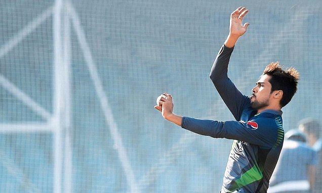 (FILES) - A file picture taken on December 28, 2015, Pakistani cricketer Mohammad Amir bowls during a practice session at a camp for the Pakistan Super League (PSL) in Lahore. Amir was set to make his return to the Pakistan team after being selected on January 1, 2016 for an upcoming series in New Zealand, months after completing a five-year spot-fixing ban. AFP PHOTO / Arif ALI /FILES