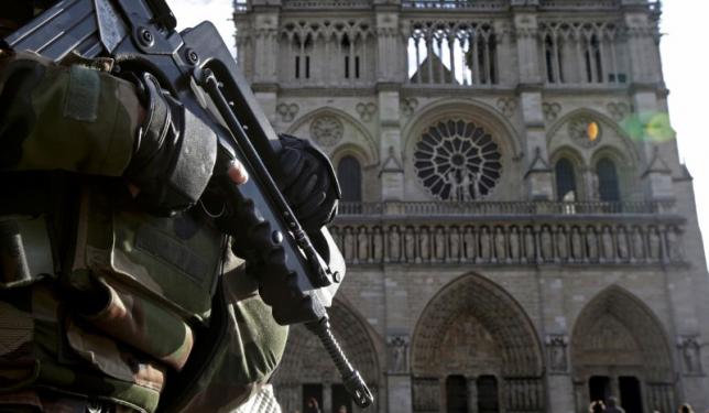 An armed French soldier patrols in front of Notre Dame Cathedral in Paris, France, in this picture taken on December 24, 2015, as a security alert continued following the November shooting attacks in the French capital. REUTERS/Philippe Wojazer/Files