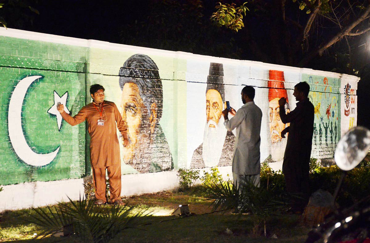 Portraits of Pakistan Movement leaders on a wall in Faisalabad.–Online
