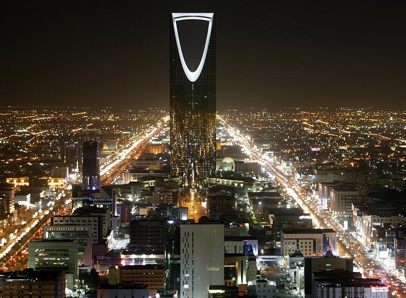 The Kingdom Tower stands in the night above the Saudi capital Riyadh November 16, 2007. REUTERS/Ali Jarekji (SAUDI ARABIA) - RTX1NKK