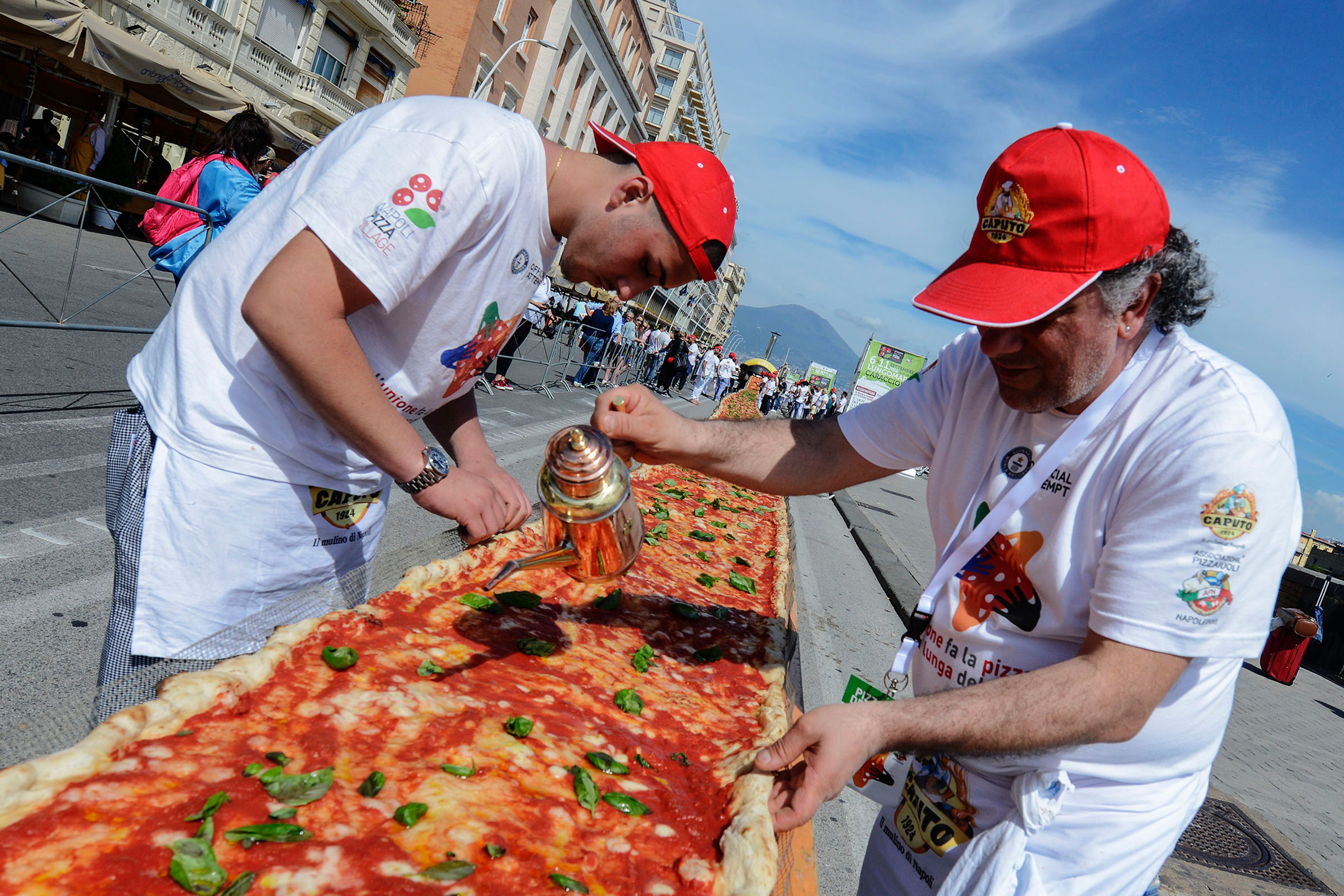 Самая длинная пицца в мире фото