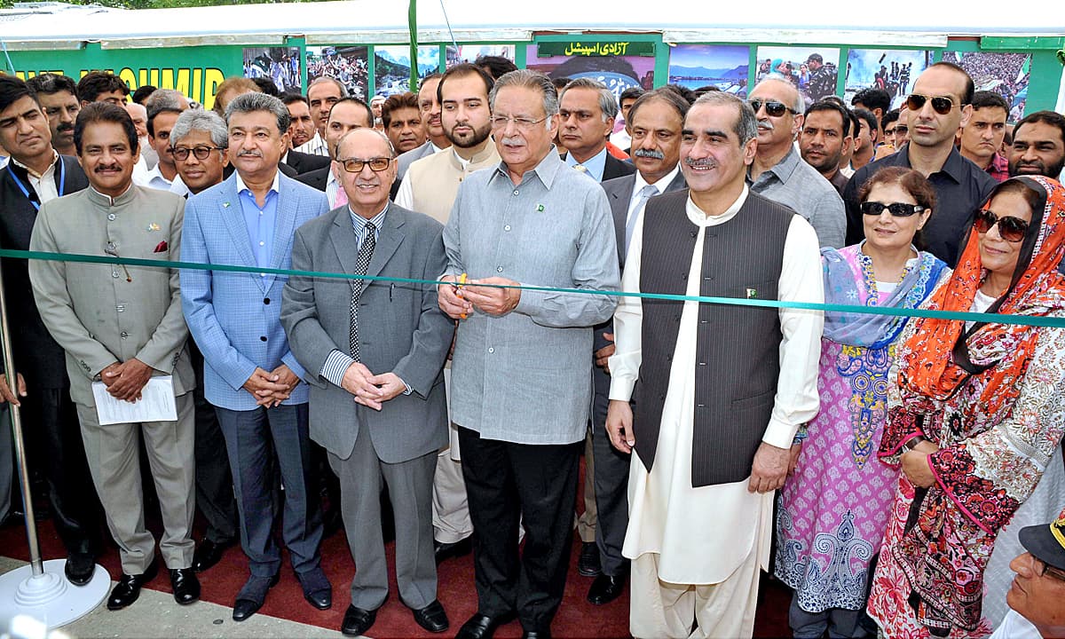 Information Minister Pervaiz Rasheed inaugurates the Azad Train. APP