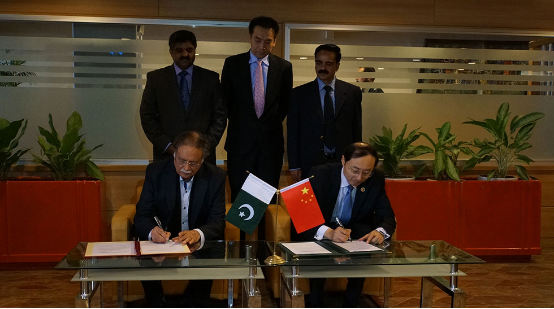 Chinese Ambassador to Pakistan Sun Weidong (R, front) and Pakistani Information Minster Pervez Rashid (L, front) sign a transfer certificate in Islamabad, capital of Pakistan, Nov. 5, 2015.