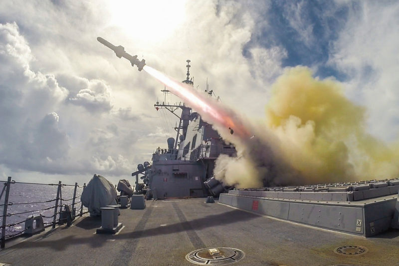 VIDEO U.S. ship destroys three Yemeni radar sites with cruise missiles
