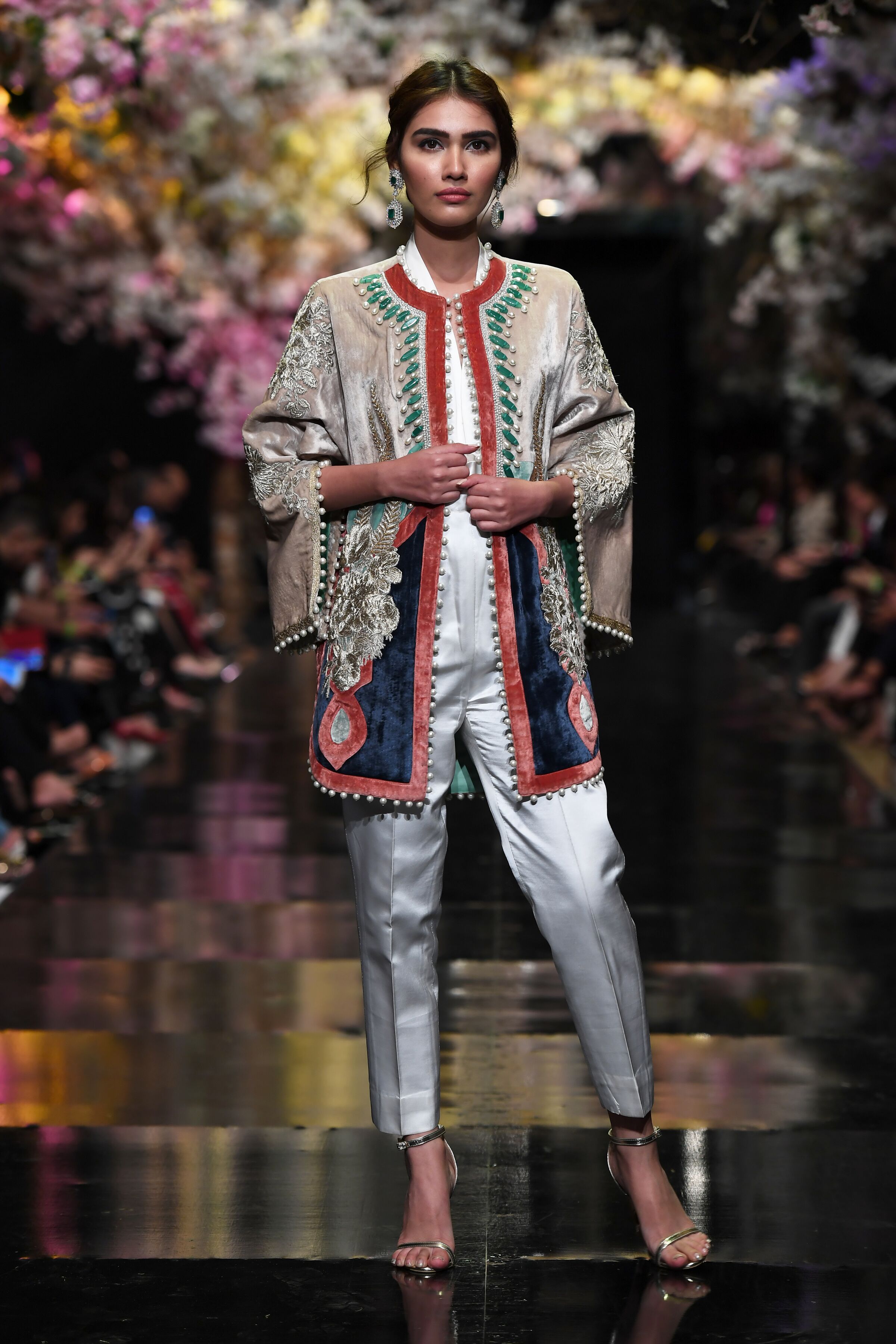 Sana Safinaz Luxury Lawn'19, 3 Piece Unstitched Collection. | Womens  dresses uk, Fashion design clothes, Pakistani fashion