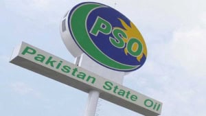 Karachi: Woman’s car destroyed after getting water instead of petrol at PSO pump