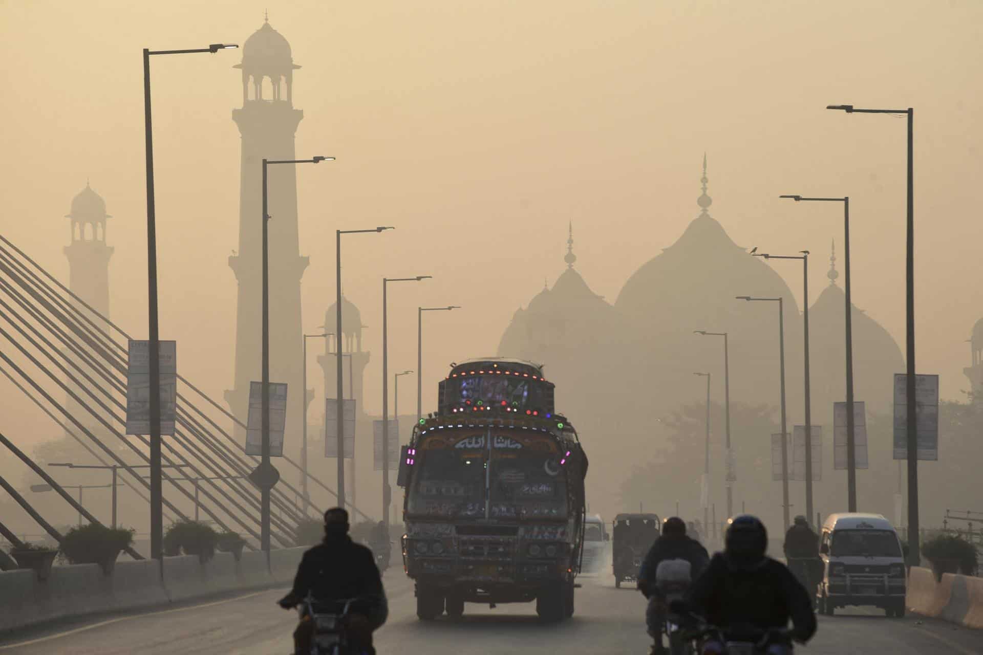 Winter Chill continues in Lahore as Temperatures drops to near freezing point