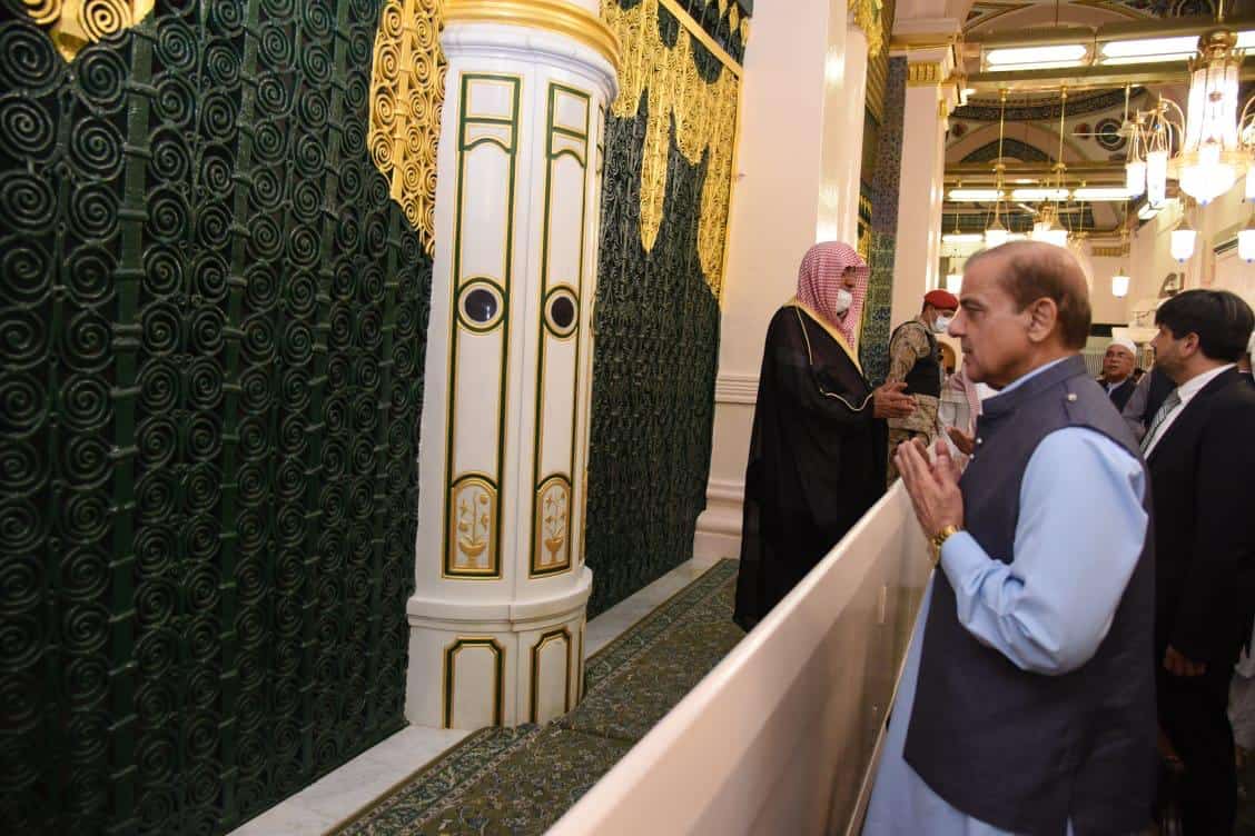 PM Shehbaz, delegation again pay respect at Roza-e-Rasool after slogan ...
