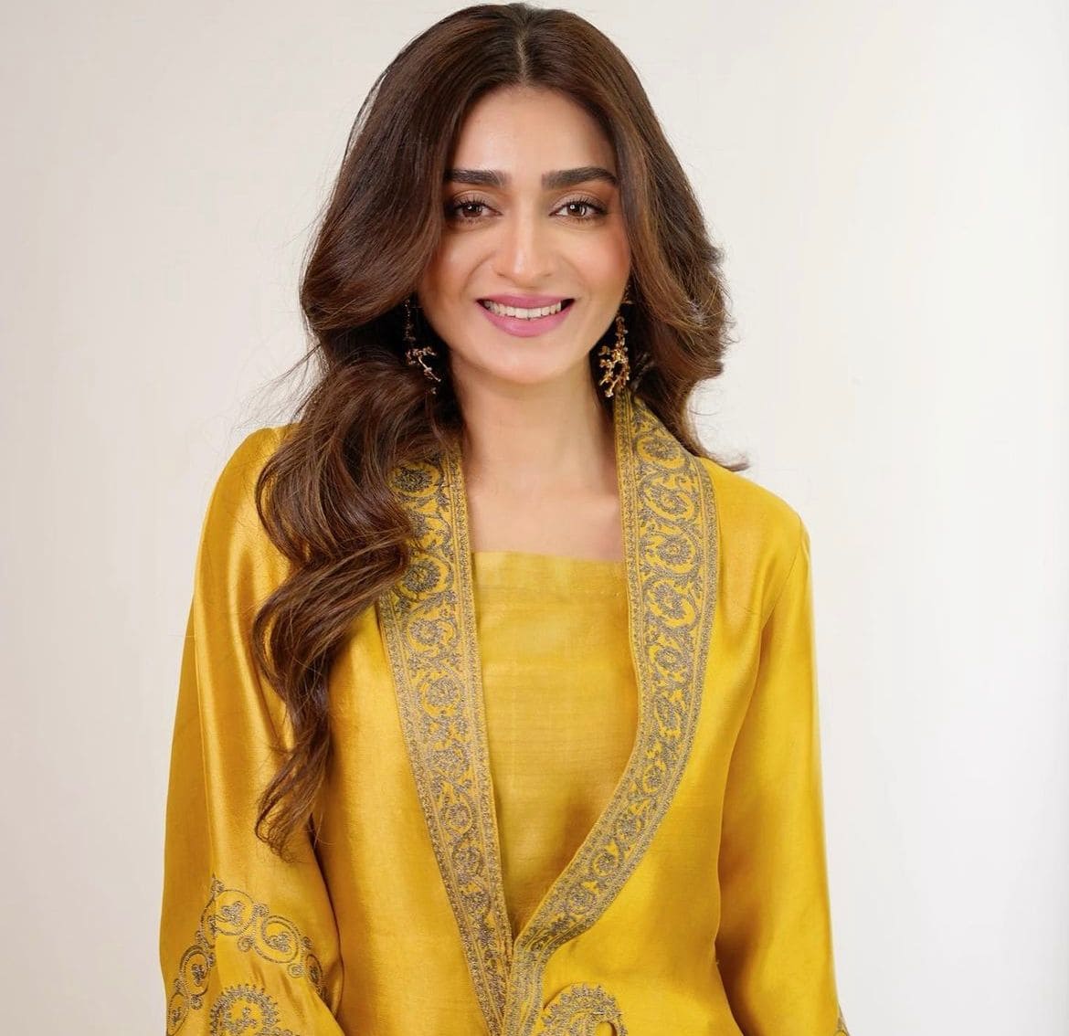 Hajra Yamin sets temperature soaring with latest posts